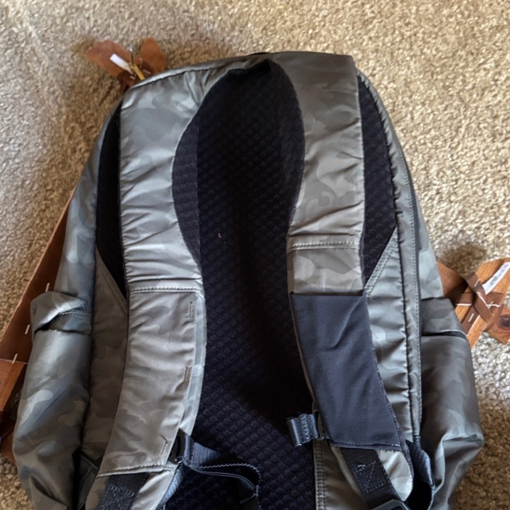 NEW~Lululemon Cruiser Backpack Savasana Camouflage.  Retails $275 - Picture 3 of 6
